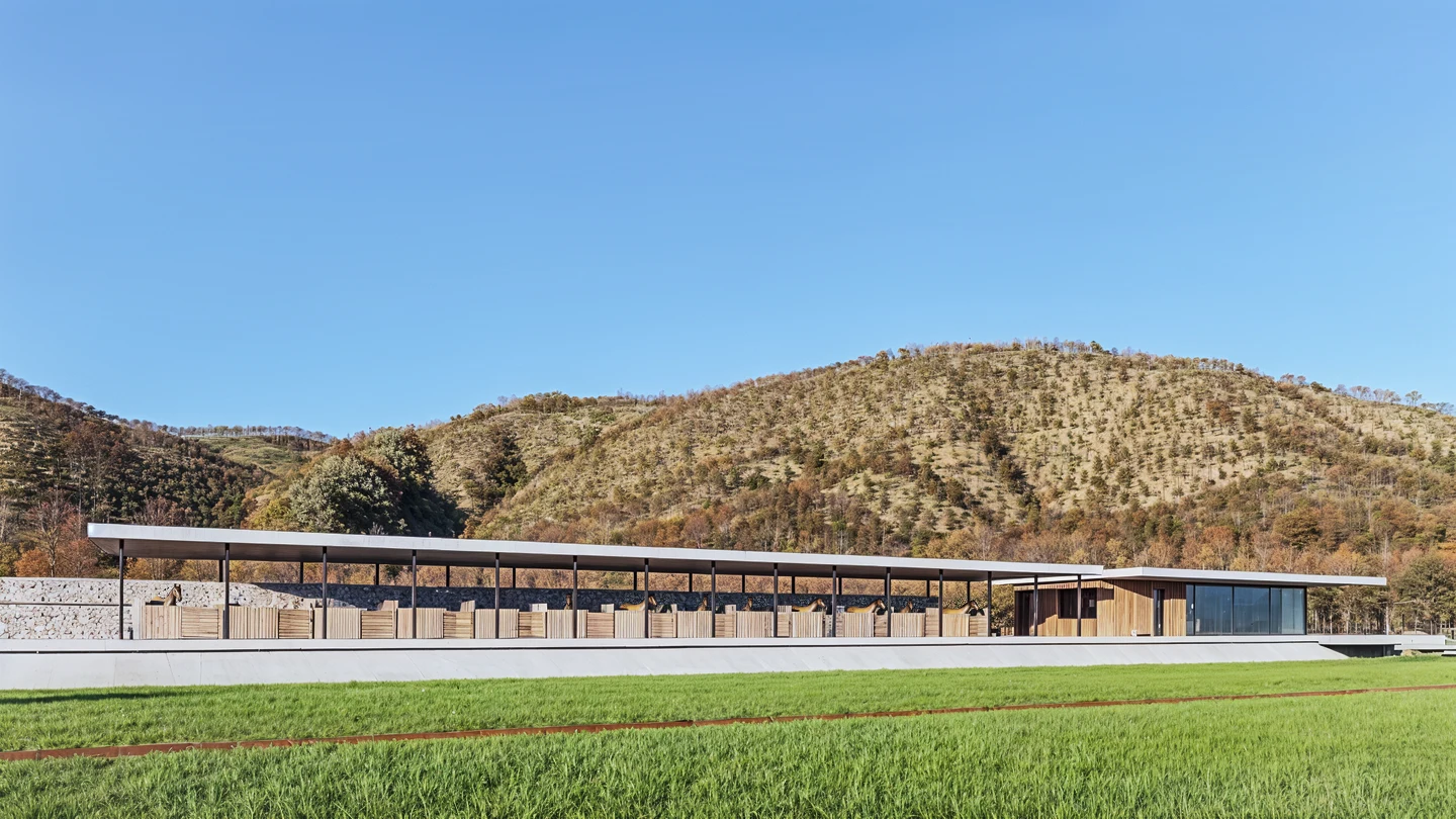 Caballerizas Tras la Sierra · Perspectiva exterior
